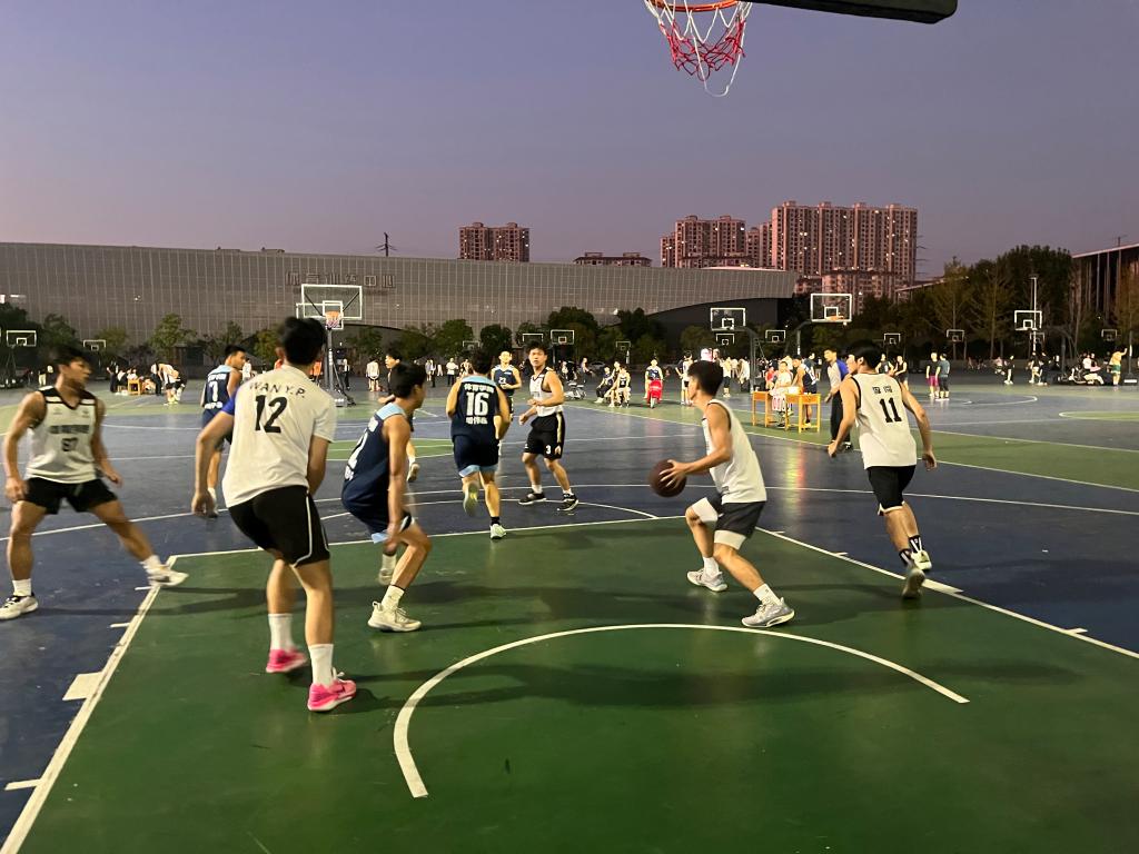 新生力量崛起，篮球联赛竞争激烈的简单介绍