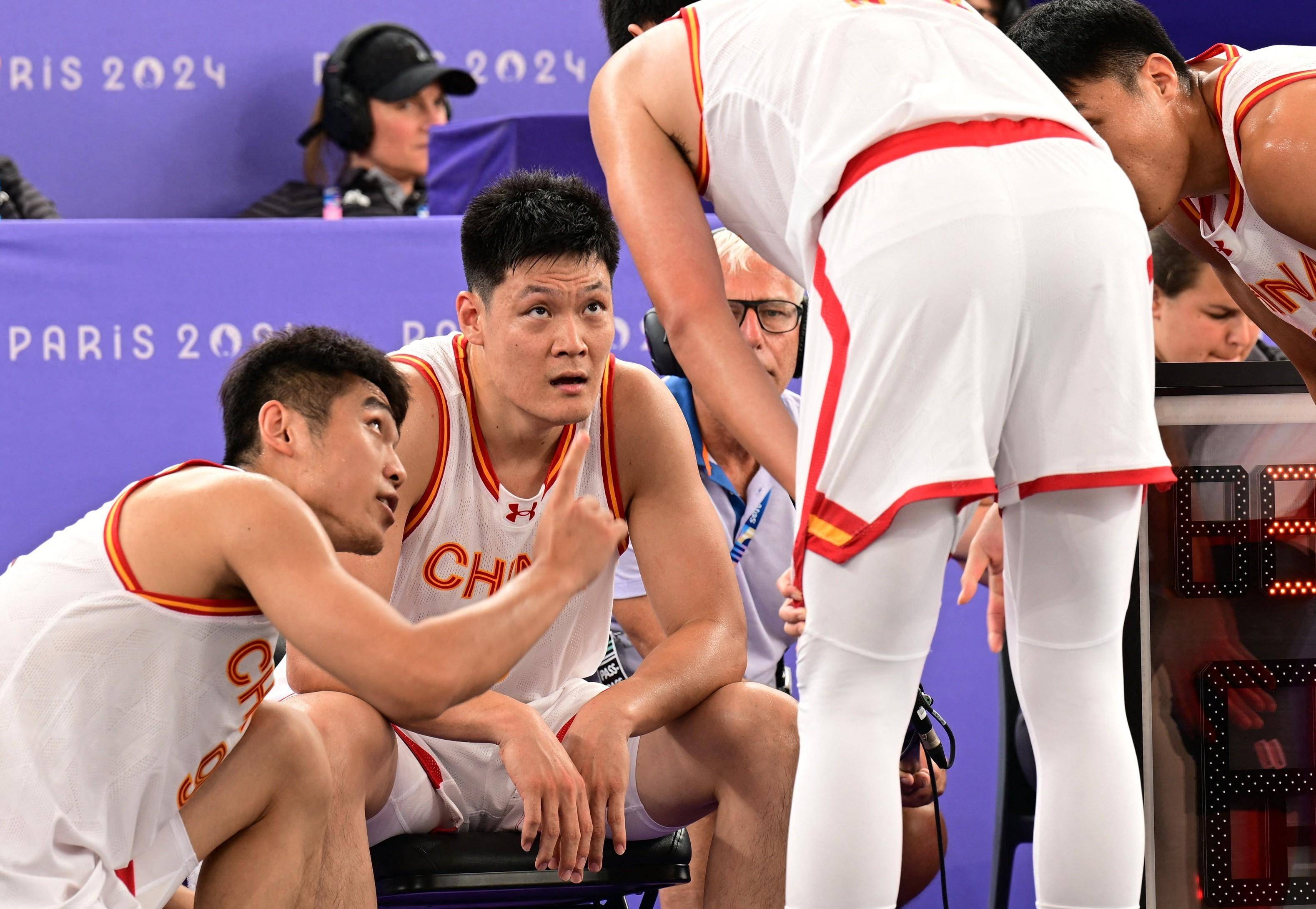 包含塞尔维亚男篮遭遇北马其顿缠斗，艰难取胜的词条